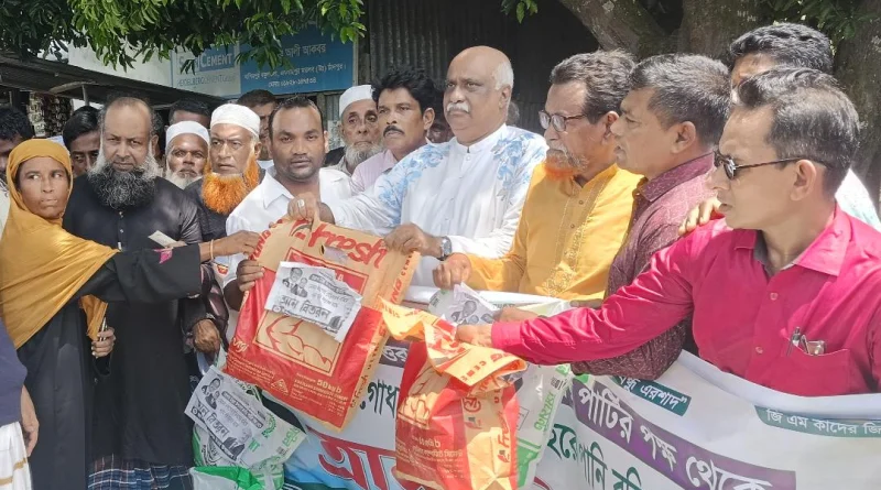 মেঘনা ধনাগোদা সেচ প্রকল্পের বানবাসী মানুষকে জাতীয় পার্টির ত্রাণ বিতরণ 