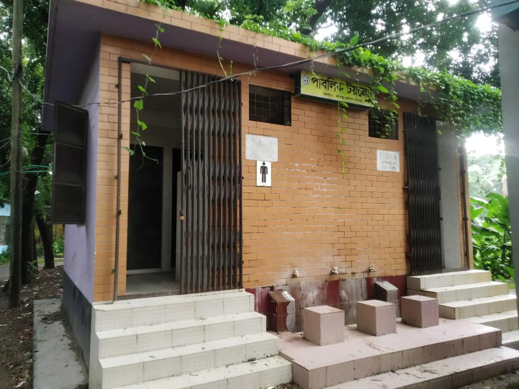 বন্দর উপজেলার পাবালিক টয়লেটটি যেন ‘‘উপর দিয়ে ফিটফাট ভেতর দিয়ে সদরঘাট’’