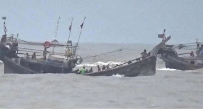 ভোলায় জেলে ট্রলার ডুবি, ৫ জেলে উদ্ধার, নিখোঁজ ৮ জেলে