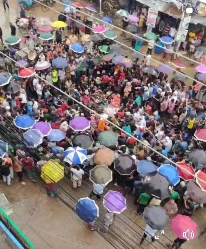 ফুলবাড়ীতে সড়ক অবরোধ করে  বিক্ষোভ