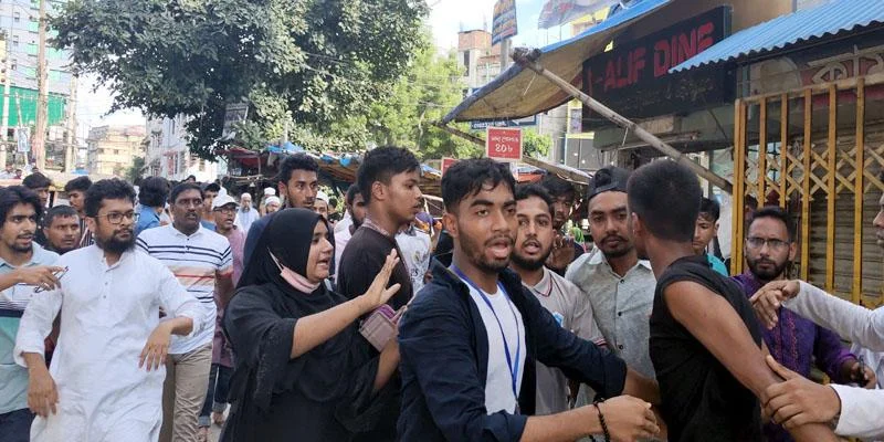 সিদ্ধিরগঞ্জে সড়কের উপর দোকানপাট বসাতে গিয়ে জনতার তোপেরমুখে সমন্বয়ক পরিচয়দানকারী শিক্ষার্থীরা