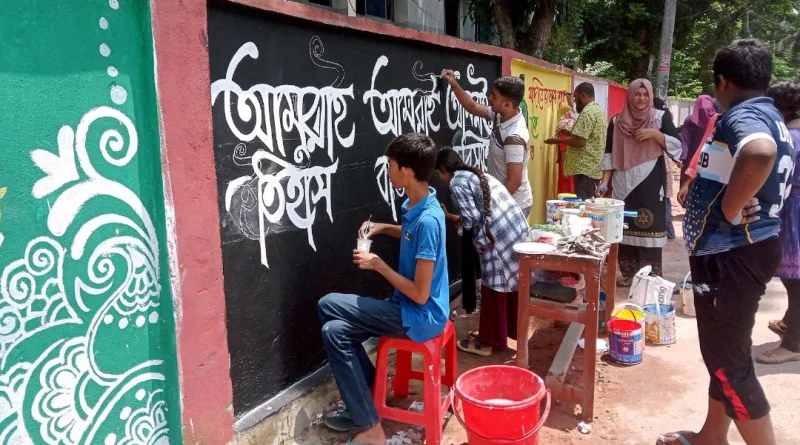 মহেশপুরে দেয়ালে দেয়ালে নতুন শিল্পকর্ম আঁকছেন শিক্ষার্থীরা