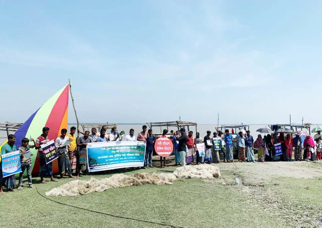 প্লাস্টিক দূষণ বন্ধের দাবী তালতলীতে পায়রা নদী রক্ষায় মানববন্ধন