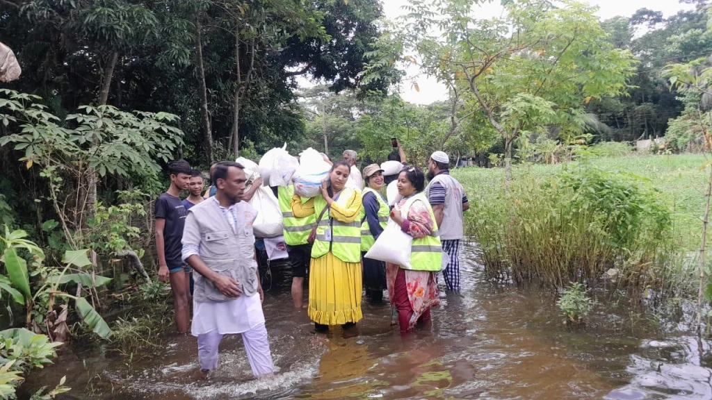 সাকসেস হিউম্যান রাইটস এর উদ্যোগে বন্যার্তদেরমাঝে উপহার সামগ্রী বিতরণ