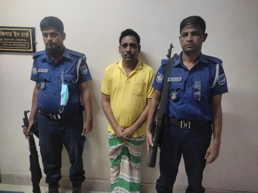 ফতুল্লা থেকে সাবেক ডিবি প্রধান হারুনের ‘ক্যাশিয়ার’ মোকাররম গ্রেপ্তার