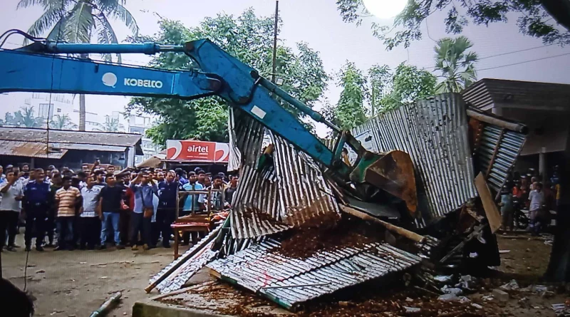 বোয়ালমারীতে রেলওয়ের জমি দখলমুক্ত অভিযানে বাঁধায় বন্ধ, কানুনগো লাঞ্ছিত  