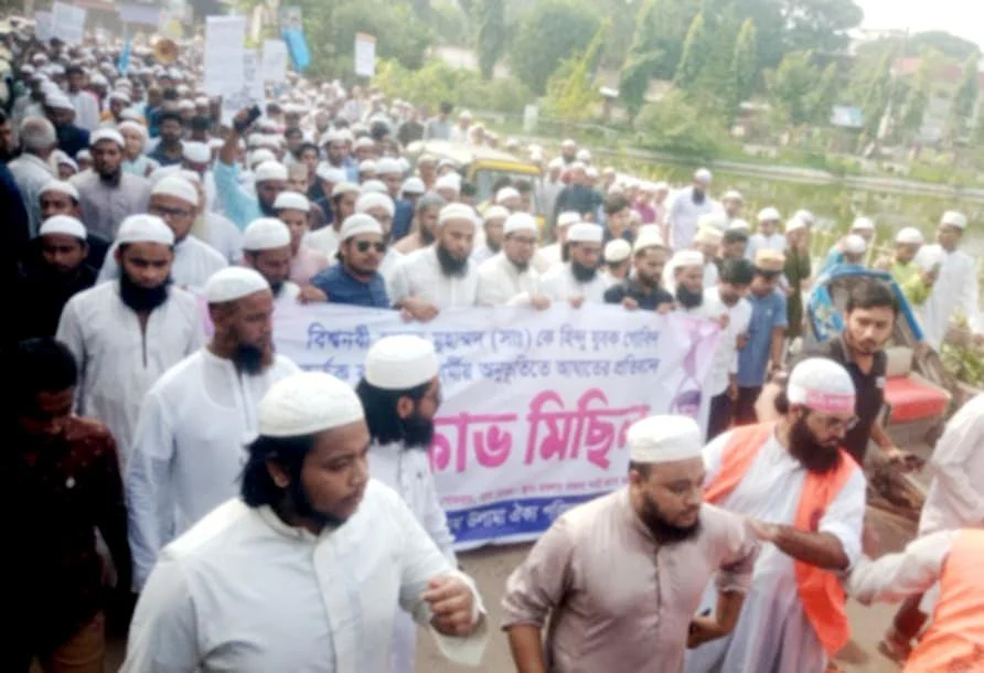 নবী করীম( সাঃ) নিয়ে কটুক্তি করার প্রতিবাদে মতলব দক্ষিণে ইমাম উলামা ও তৌহিদী জনতার বিক্ষোভ মিছিল