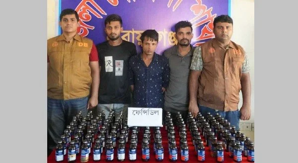 সিদ্ধিরগঞ্জে ১৫০ বোতল ফেনসিডিলসহ তিন মাদক কারবারী গ্রেপ্তার