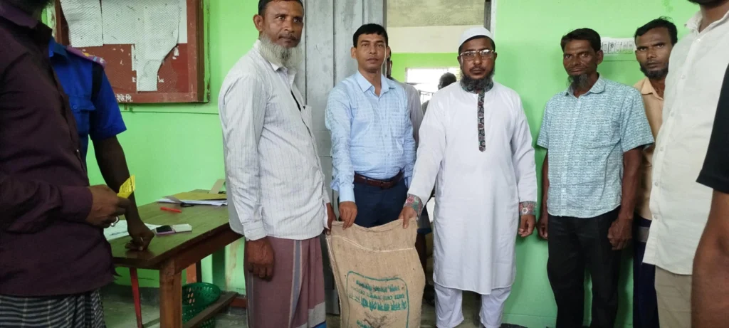 শশীভূষণের সমুদ্রগামী জেলেদের মাঝে চাল বিতরন