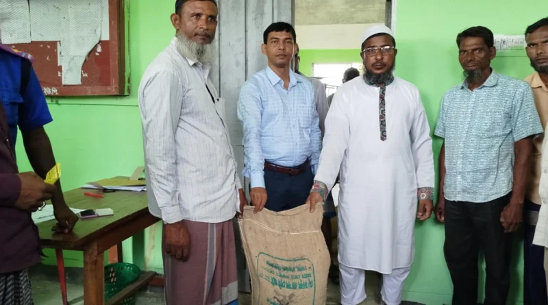 শশীভূষণের সমুদ্রগামী জেলেদের মাঝে চাল বিতরন