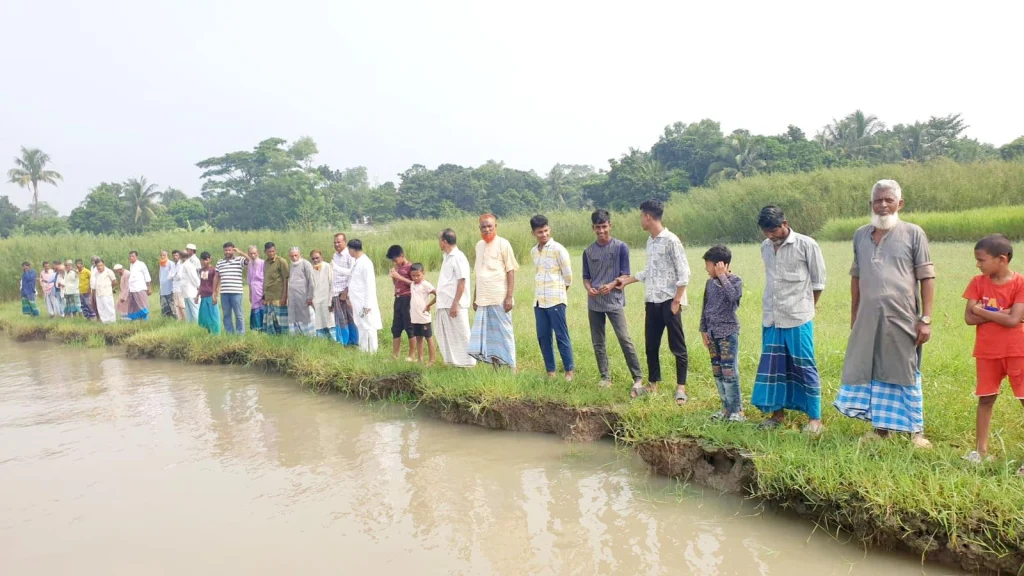 মতলবে মেঘনা নদী ভাঙন রোধে এলাকাবাসীর মানববন্ধন