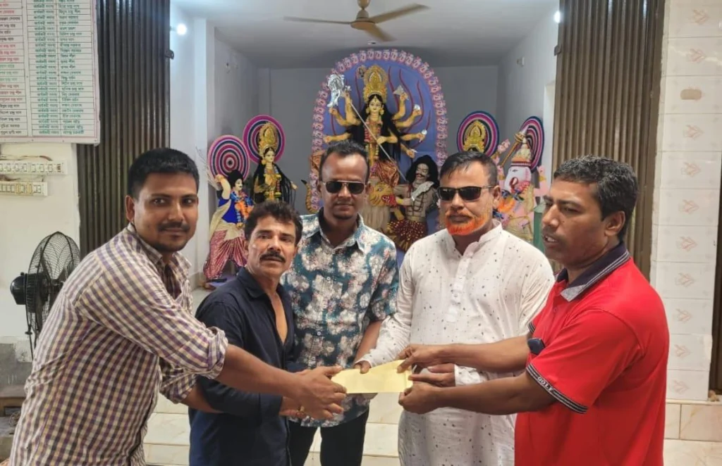 মতলব উত্তরে পূজা মন্ডপে বিএনপি নেতা তানভীর হুদার আর্থিক অনুদান