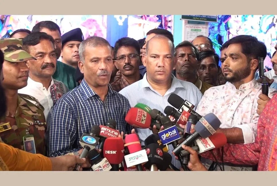 রাজনৈতিক দলের ফাঁদে পা দেবেন না  : আসিফ নজরুল