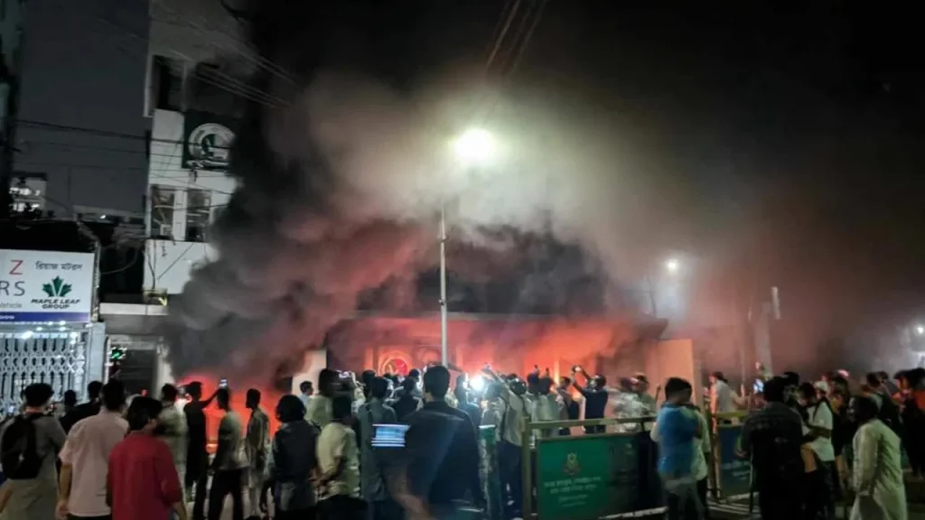  জাতীয় পার্টির কেন্দ্রীয় কার্যালয়ে আগুন