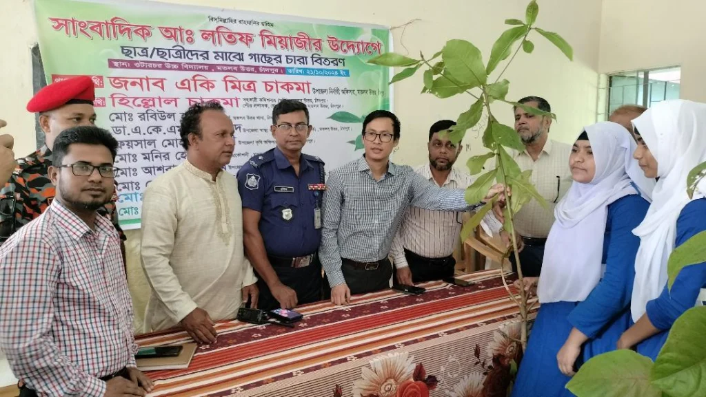 মতলব উত্তরে শিক্ষার্থীদের মাঝে বিনামূল্যে ৭ শতাধিক গাছের চারা বিতরণ