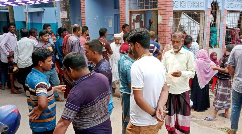 জোড়া-তালি দিয়েও ঠিকমত চলছে না মহেশপুর সাব- রেজিস্ট্রি অফিস