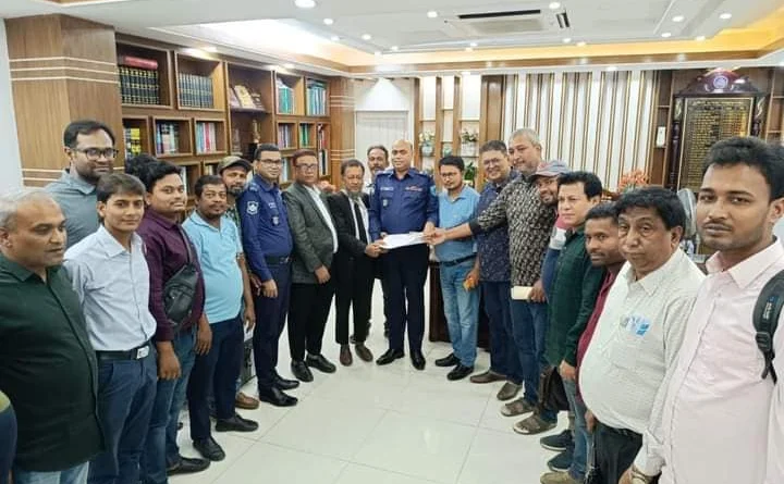 না’গঞ্জ প্রেস ক্লাবে সাংবাদিকদের সৃষ্ট অপ্রীতিকর ঘটনায় উভয় পক্ষের মামলা প্রত্যাহার ও সমঝোতা