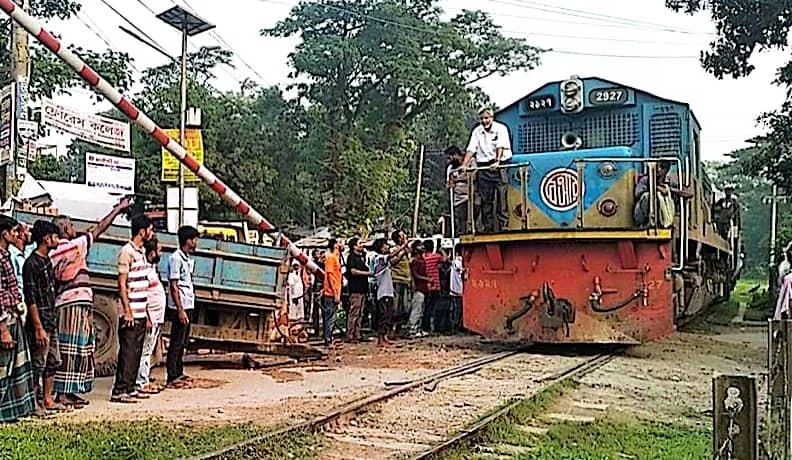 ময়মনসিংহে রেললাইনে ইট বোঝাই লরি অতঃপর লাল পতাকা উড়িয়ে ট্রেন থামালেন গেটম্যান