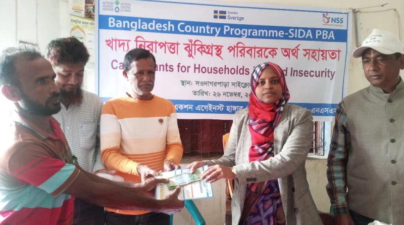 তালতলীতে খাদ্য নিরাপত্তা ঝুকি পরিবারের মাঝে আর্থিক সহায়তা প্রদান