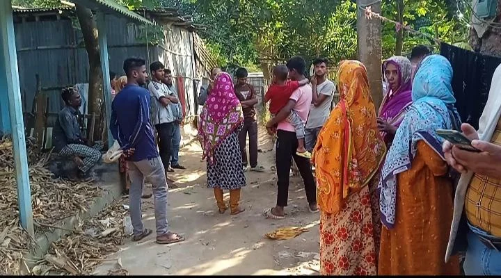 দিনাজপুরের ফুলবাড়ীতে যাতায়াতের রাস্তা বন্ধের অভিযোগ