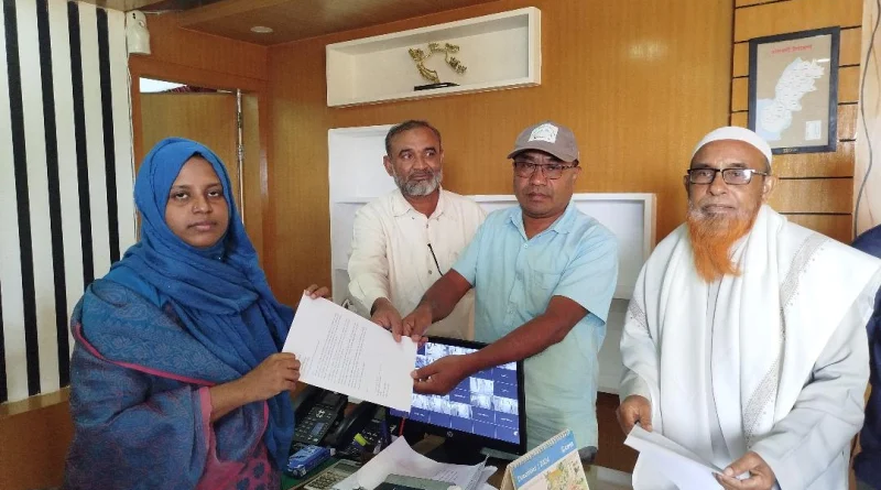 উপজেলা নির্বাহি অফিসারের নিকট স্মারকলিপি লিজ বাতিল করে খাল খননের দাবী এলাকাবাসীর