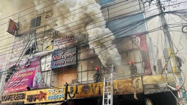 উত্তরায় লাভলীন রেস্টুরেন্টের আগুন