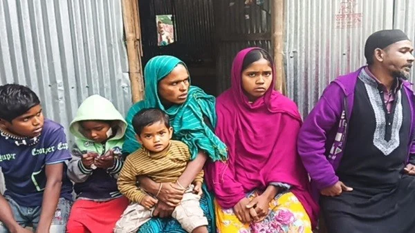 অভাবের তাড়নায় কোলের সন্তানকে বিক্রি করলেন মা