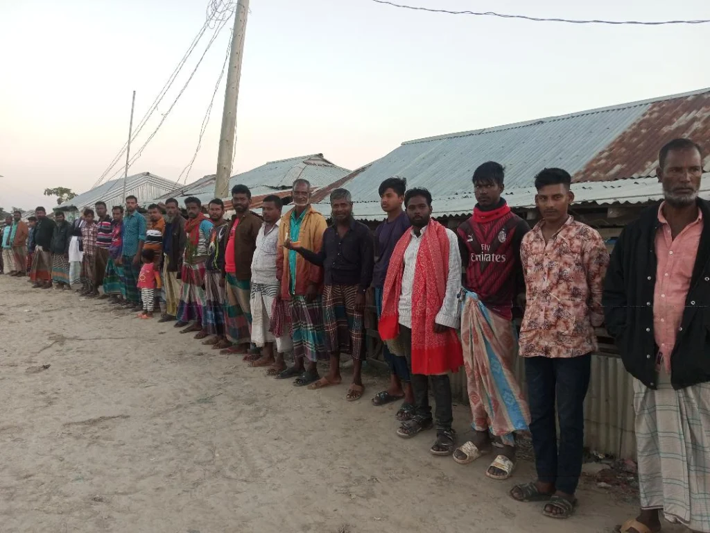 তালতলীতে দালাল মুক্ত’র দাবিতে মানববন্ধন