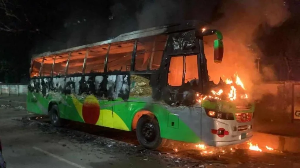 গাজীপুরে বাসচাপায় শ্রমিকের মৃত্যু, ৪ বাসে আগুন