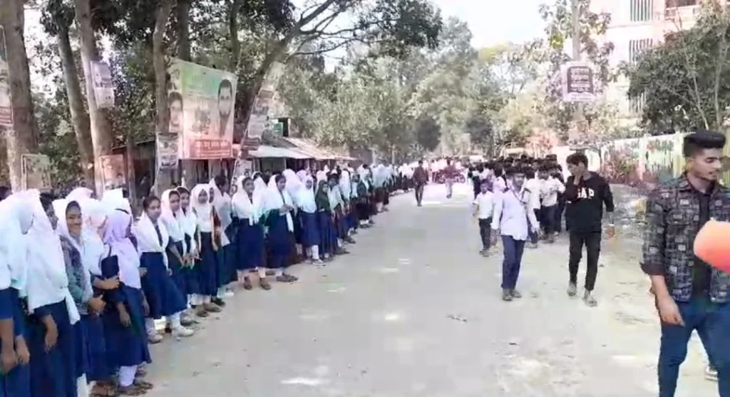 মতলবে স্কুল শিক্ষকের অশ্লীলতা; অপসারণ চেয়ে শিক্ষার্থীদের মানববন্ধন