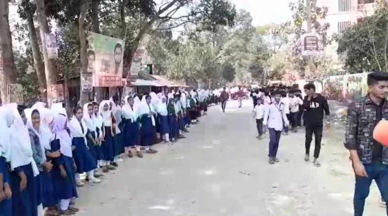 মতলবে স্কুল শিক্ষকের অশ্লীলতা; অপসারণ চেয়ে শিক্ষার্থীদের মানববন্ধন