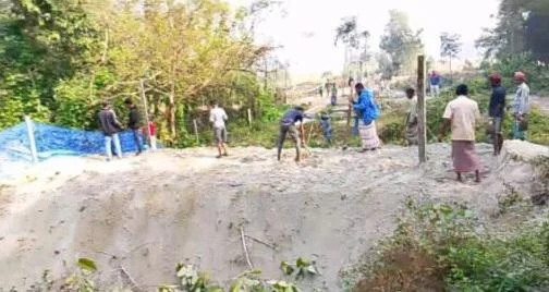 মতলব উত্তরে শিক্ষক মোস্তফা কামালের তান্ডব,ছাত্রদের নিয়ে অন্যের ভিটে বাড়িতে হামলা,ভাংচুর