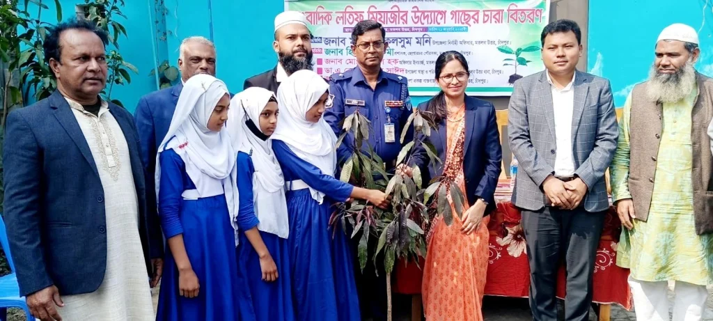 মতলব উত্তরে সাংবাদিক লতিফ মিয়াজীর উদ্যোগে বিনামূল্যে গাছের চারা বিতরন