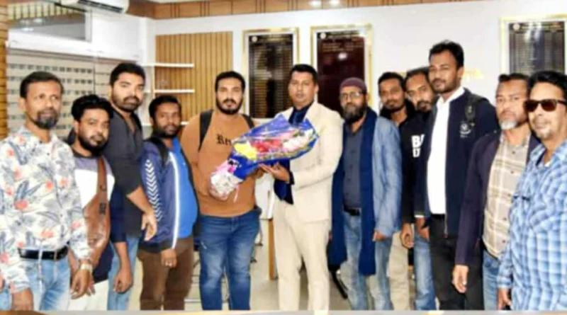 না’গঞ্জের নবাগত ডিসি’কে ফুলের শুভেচ্ছা জানান জেলার মাঠ পর্যায়ের সকল সাংবাদিকবৃন্দ