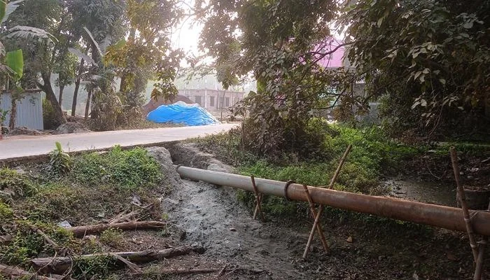 বন্দরে সড়কের নিচে সুড়ঙ্গ করে ড্রেজারের পাইপ স্থাপন, ধসে পড়ার আশঙ্কা