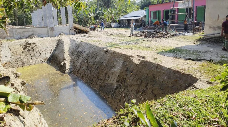 তালতলীতে স্কুলের মাটি বিক্রির অভিযোগ, প্রধান শিক্ষক শোকজ