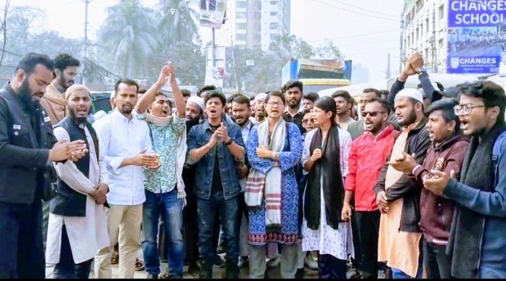 না’গঞ্জের বিভিন্ন পয়েন্টে হত্যাকারীদের পোস্টার সাটানো সকলকে ২৪ ঘন্টার মধ্যে গ্রেপ্তার করতে হবে