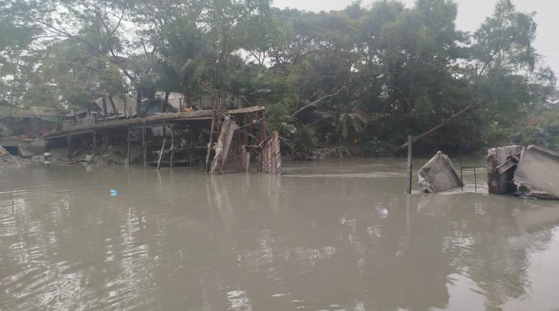 তালতলীতে ব্রিজ ভেঙে খালে ১০ হাজার মানুষের যোগাযোগে ভোগান্তি