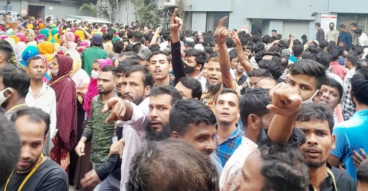 সিদ্ধিরগঞ্জে ছুটির ভাতা পরিশোধের দাবিতে শ্রমিকদের সড়ক অবরোধ