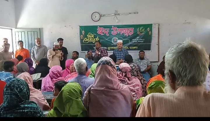 ফুলবাড়িতে ঢাকাস্থ্ ফুলবাড়ি সমিতির উদ্যোগে দুস্থদের মাঝে ঈদ উপহার বিতরণ