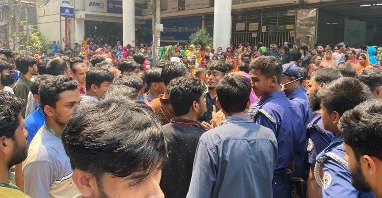 ঈদের ছুটি বাড়ানোর দাবিতে গার্মেন্ট শ্রমিকদের বিক্ষোভ