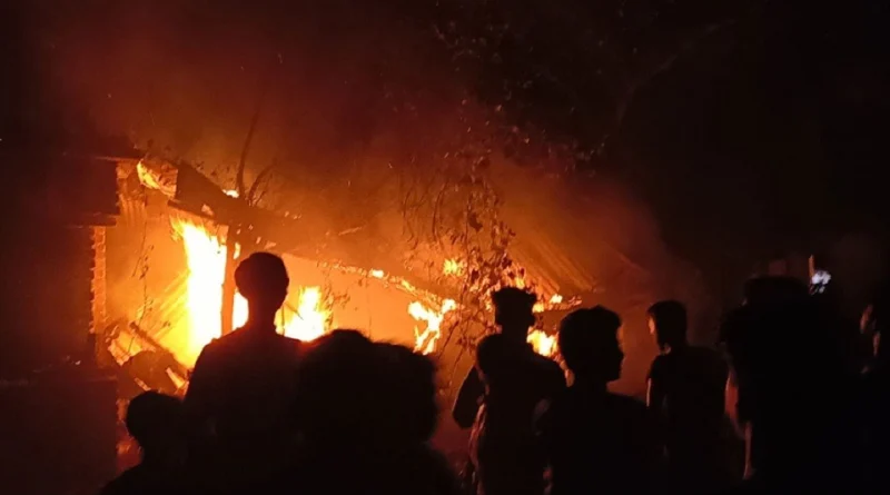 আছিয়ার দাফন শেষে অভিযুক্তের বাড়িতে আগুন দিয়েছে বিক্ষুব্ধ জনতা