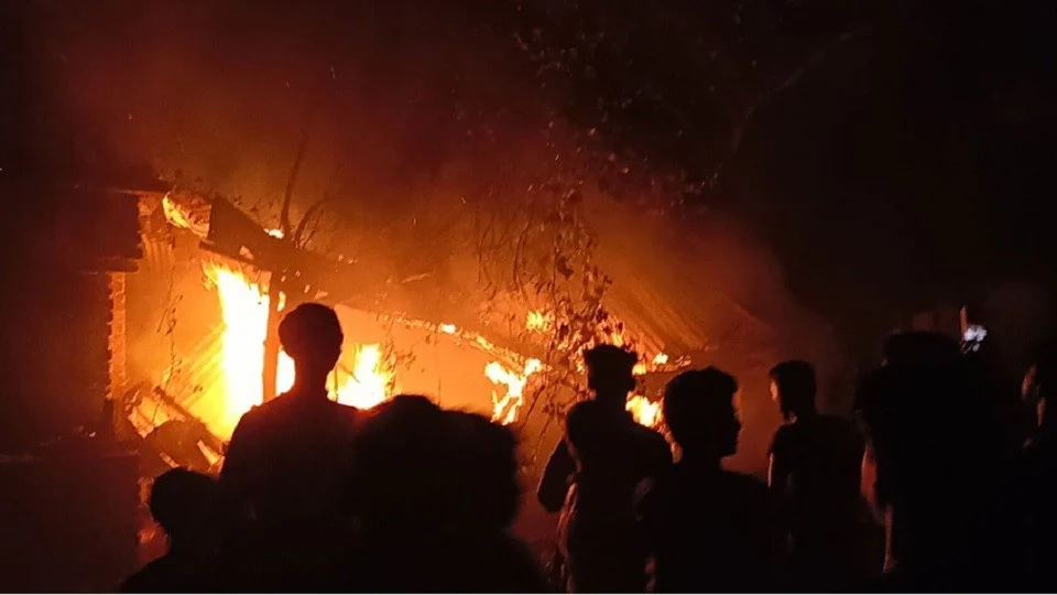 আছিয়ার দাফন শেষে অভিযুক্তের বাড়িতে আগুন দিয়েছে বিক্ষুব্ধ জনতা