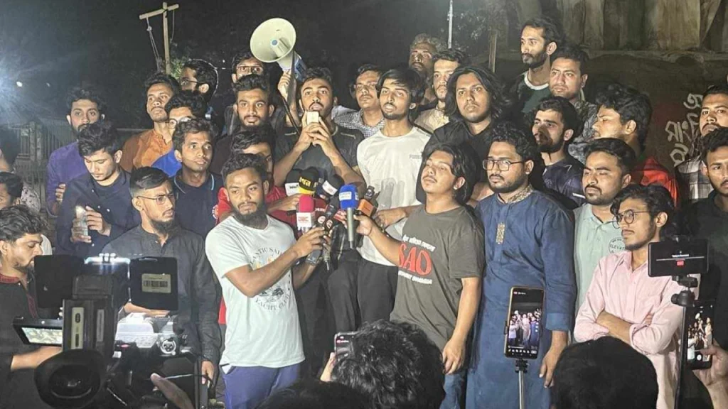 আওয়ামী লীগ নিষিদ্ধের দাবিতে মধ্যরাতে বিক্ষোভ