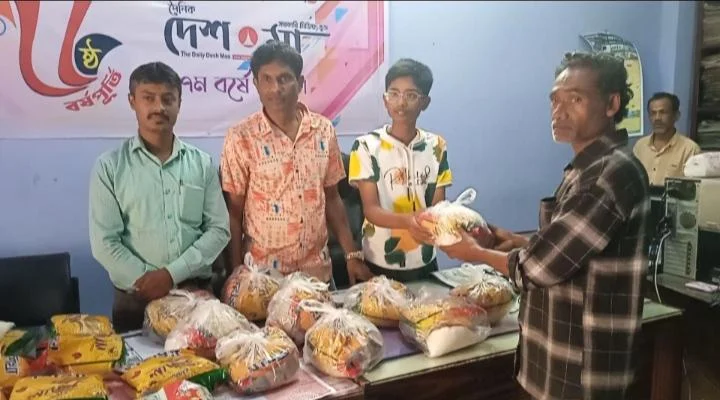 দিনাজপুরের ফুলবাড়ীতে পত্রিকার হকারদের মাঝে ঈদ উপহার বিতরণ