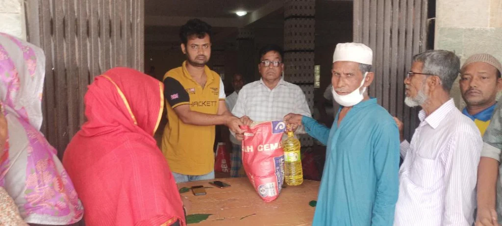 মতলব উত্তর উপজেলার ছেংগারচর পৌরসভায় নিম্ন আয়ের মানুষের মাঝে টিসিবির পণ্য বিতরণ