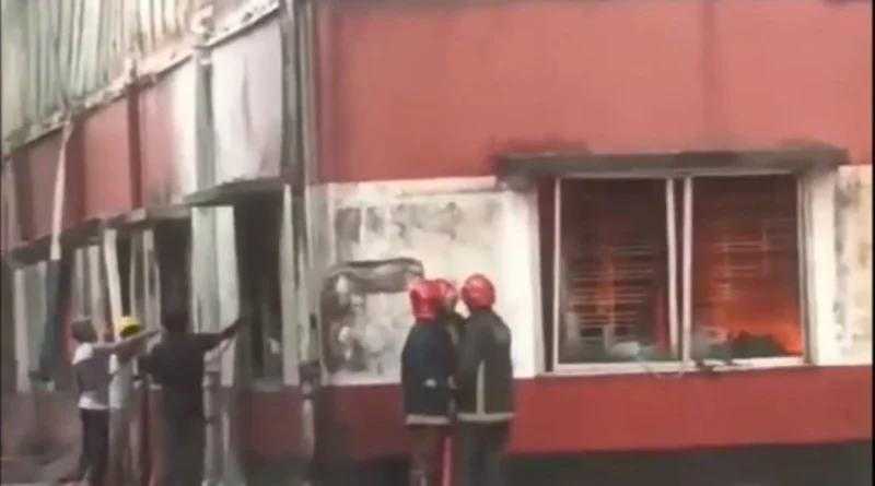 না’গঞ্জের ফতুল্লায় প্লাস্টিক কারখানায় আগুন