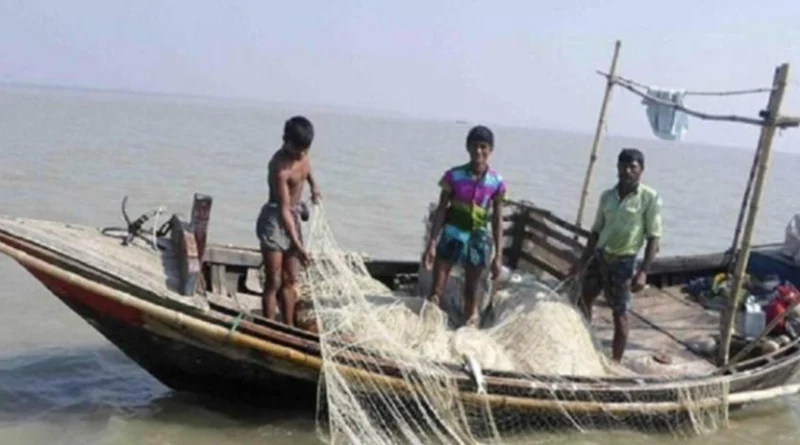 মতলবের পদ্মা-মেঘনায় মধ্যরাত থেকে মার্চ- এপ্রিল এই দুই মাস ইলিশ অভয়াশ্রমে মাছ ধরা নিষেধ