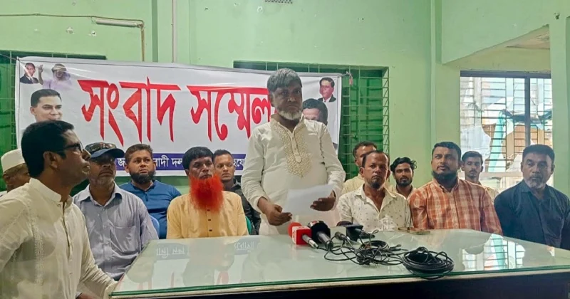 মতলব উত্তরে সংবাদ সম্মেলন করে দখলকৃত আওয়ামী লীগের কার্যালয়টি ছেড়ে দিলো- বিএনপি