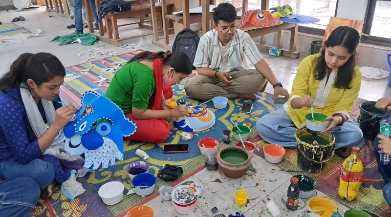 বর্ষবরণ ঘিরে ব্যস্ত না’গঞ্জ চারুকলার শিক্ষার্থীরা, রয়েছে শঙ্কা